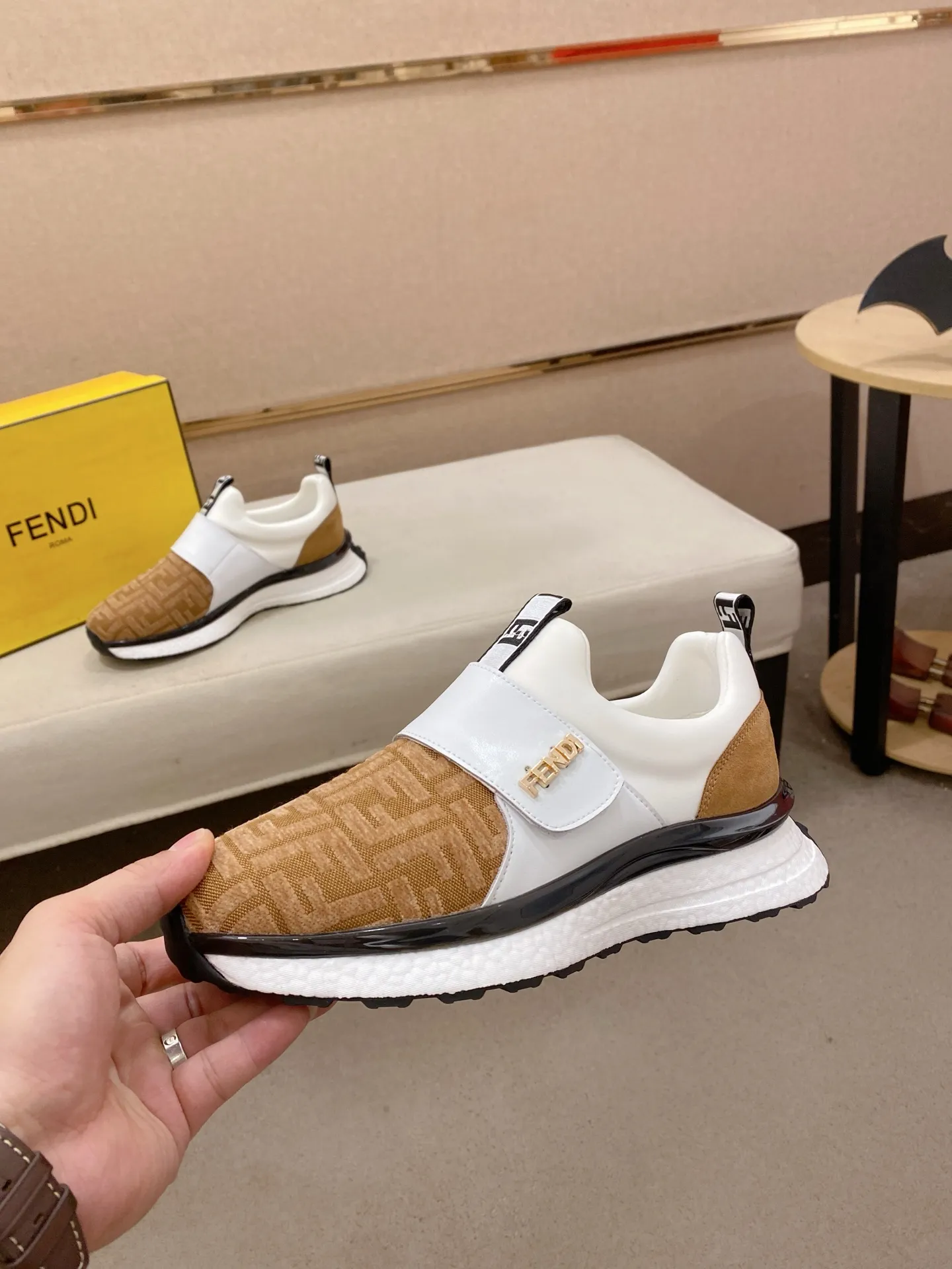 Men's shoes 💰 462💰 (fendi) New high-top 👊🏻 upper 🇮🇹 imported cowhide fabric 🇩🇪 lining imported breathable mesh lining. The original outsole is molded to highlight the identity of every man, and the upper foot is elegant and stable🚶🏻🚶🏻The high-end custom counters reproduce the original version📯No matter the wind or rain, the shoe last remains unchanged and can withstand the verification of time🔍️,🔵 Size: 38-44